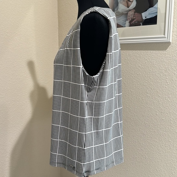 Calvin Klein sleeveless blouse - Picture 2 of 5